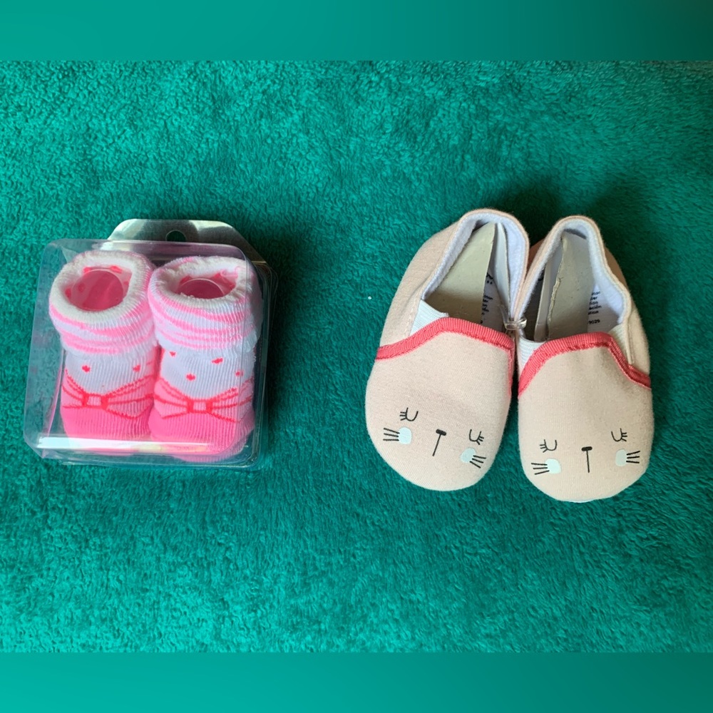 New 2 For 1 Socks (Swiggies) and Shoes (Cutie Pie size 3-6M)